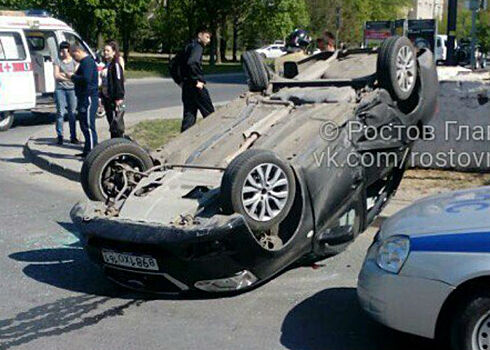 В Ростове иномарка опрокинулась на крышу после столкновения с «Шевроле»: один человек ранен