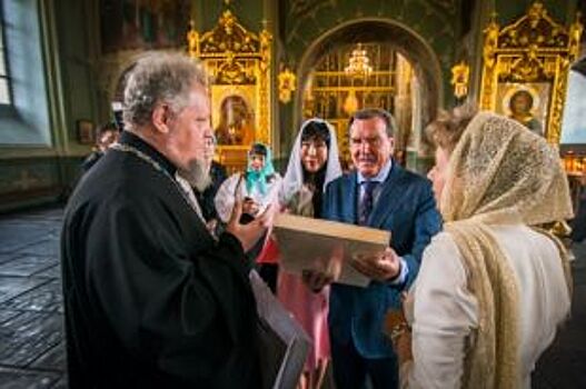В Казани Герхарду Шредеру подарили книгу о чудотворной иконе