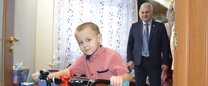 Сенатор Сергей Мартынов подарил 5-летнему йошкаролинцу велосипед в рамках акции «Ёлка желаний»