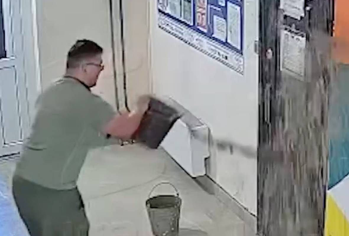 Россиянин облил грязью дверь управляющей компании за потоп на паркинге