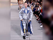 Лишившаяся ног модель приняла участие в показе Louis Vuitton