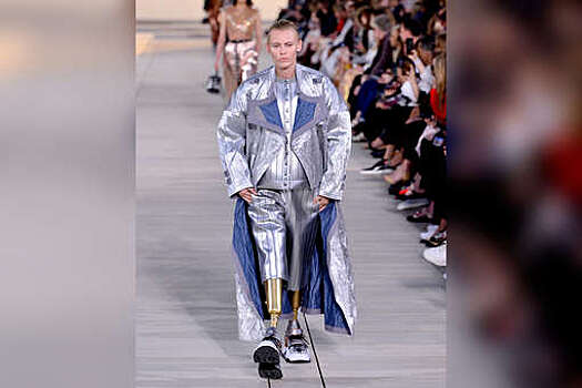 Лишившаяся ног модель приняла участие в показе Louis Vuitton