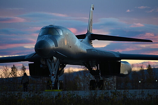 47News: бомбардировщик ВВС США застрял на ВПП в японском аэропорту