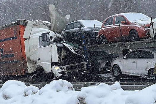 Водитель грузовика погиб при столкновении с автовозом в Кировской области