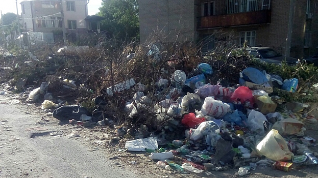 На Украинской месяц не ликвидируют свалку веток и мусора