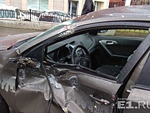 При столкновении трамвая и иномарки у площади Обороны пострадал человек