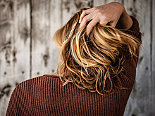 Врач назвала причину обильного выпадения волос зимой