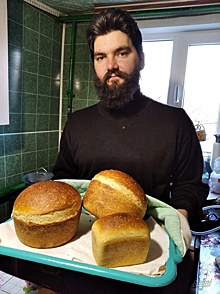 Фатежанин печёт хлеб для солдат
