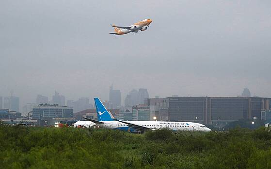 На борту пассажирского самолета вспыхнуло пламя из-за одного предмета в багаже