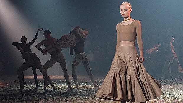 Танцевальные костюмы и “сценические” платья в новой коллекции Dior