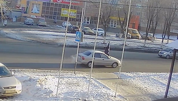 Легковой автомобиль снес женщину на переходе в Оренбурге