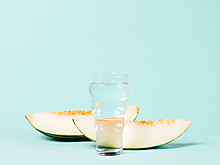 Можно ли запивать дыню водой: врач развеяла популярный миф