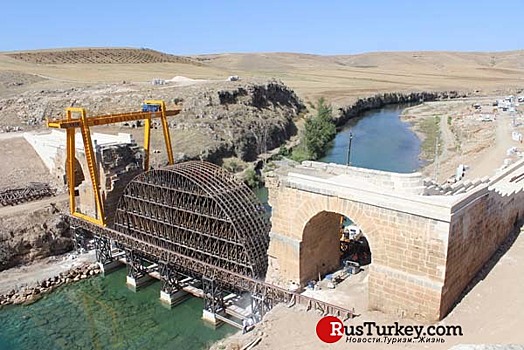 В Турции водой смыло 400-тонную каркасную конструкцию