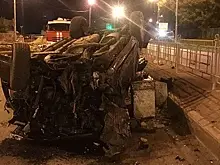 В Самаре Nissan въехал в бетонный блок и опрокинулся на крышу