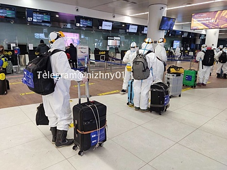 Нижегородцев удивили китайцы в защитных костюмах в аэропорту