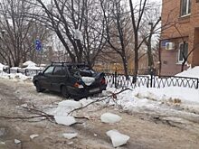 В Орле глыба льда разбила машину