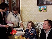 Жительницу Текстильщиков с юбилеем поздравили представители управы района и сотрудники отдела социальной защиты населения