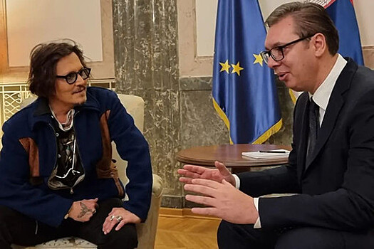 Президент Сербии Вучич вручил Джонни Деппу медаль