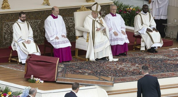 СМИ: огромная икона Христа внезапно упала рядом с Папой Римским