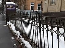 Забор старинной усадьбы разрушается в центре Нижнего Новгорода