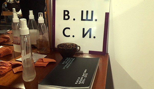 Как живётся в съёмных квартирах Владивостока, рассказали с помощью тотальной инсталляции