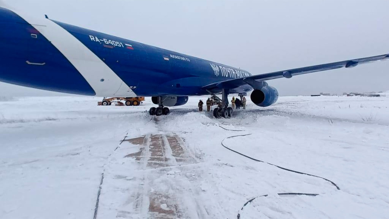 Самолет выкатился за пределы взлетной полосы в аэропорту Якутска