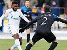 Болельщика, бросившего банан на поле в Ульяновске, оштрафовали на пять тысяч рублей