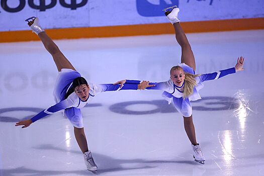 Демченко тянулся за шайбой, Ice Girls выступали на льду. Фото разгрома «Авангарда»