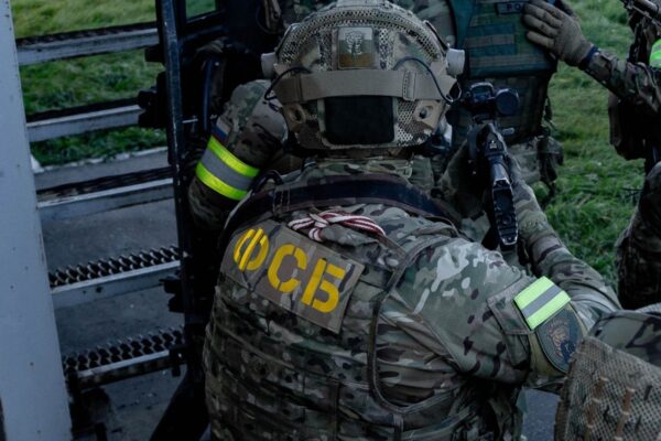 ФСБ задержала девушку в Петербурге в момент закладки бомбы под автомобиль