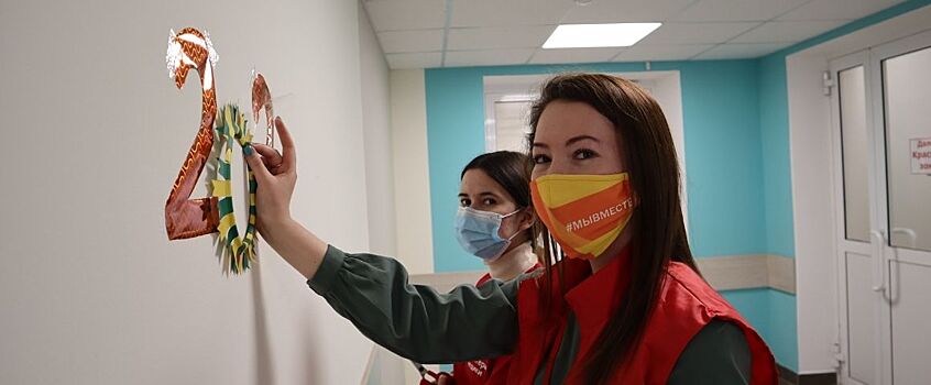 Волонтеры акции #МыВместе украсили гирляндами и снежинками девять больниц Ижевска