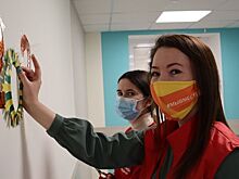 Волонтеры акции #МыВместе украсили гирляндами и снежинками девять больниц Ижевска