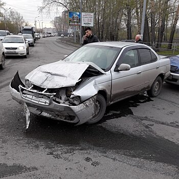 Водителя Жигулей увезли на «скорой» после жёсткого ДТП на перекрёстке