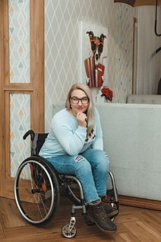 Крутая лестница на второй этаж: 34-летняя колясочница из Советска судится с чиновниками за возможность выйти из дома