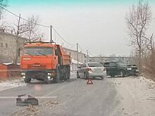 «КамАЗ» столкнулся с иномаркой на Угданском проезде в Чите