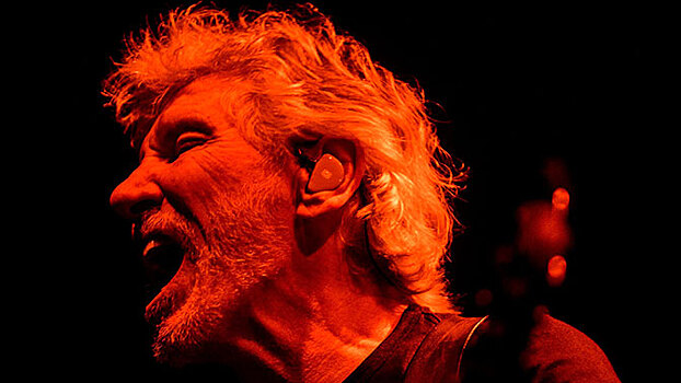 Лидер группы Pink Floyd осудил бомбардировки Сирии во время концерта