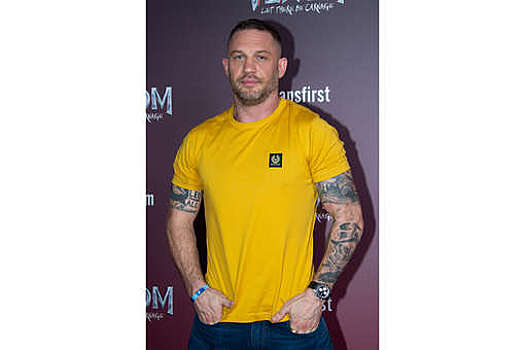 Актера Тома Харди в трусах и шлепках засняли в Лондоне