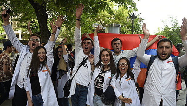 В Ереване начался марш по центру города