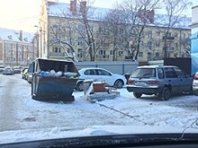 "Водитель, ты судак": в центре Калининграда из-за Renault мусорный контейнер поставили на дорогу