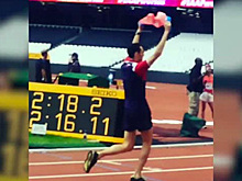 Российский журналист пробежал с флагом на ЧМ вопреки рекомендации IAAF