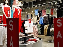 "Вывеска "SALE" уже стала выцветать на витринах"