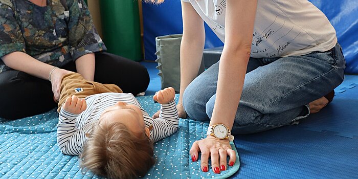 В Москве более 600 семей с детьми с особенностями развития получили услуги ранней помощи