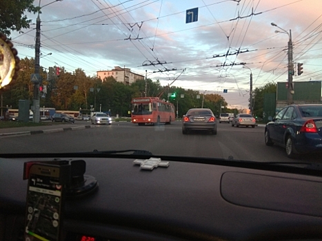 Троллейбус сорвал провода на перекрестке улиц Ванеева и Суслова