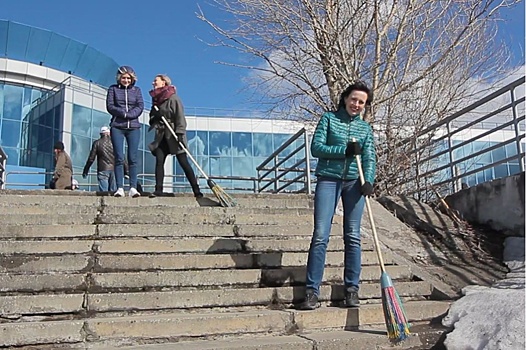 Сотрудники ССК навели весенний лоск перед офисом в Томске