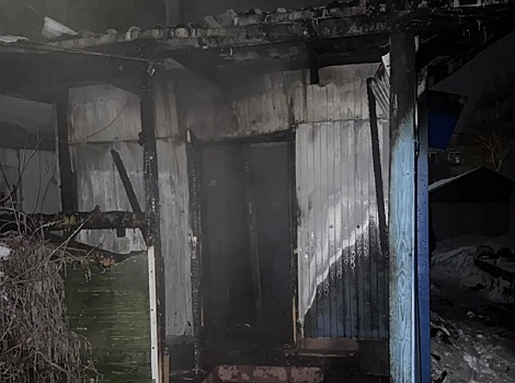 Два человека погибли в горящем доме под Новосибирском