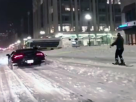 Видео: Лыжник-зацепер развлек публику на пару с Lamborghini