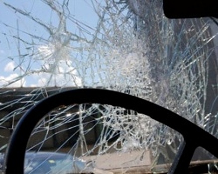 В Уфимском районе женщина с мотыгой напала на автомобиль "обидчика"