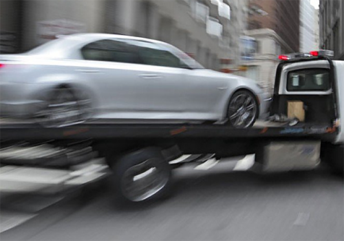 Спящего 10-летнего мальчика увезли на эвакуаторе