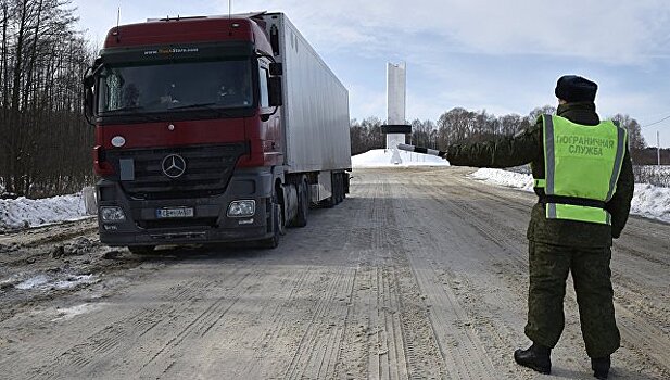 Смоленская таможня задержала 400 тонн санкционных томатов, груш и яблок