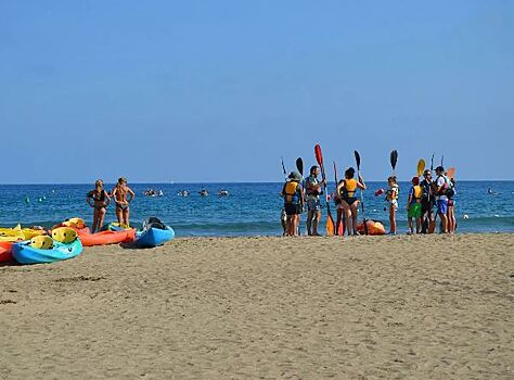 В Испании туристы ждут очереди, чтобы зайти на пляж