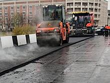 В Коврове начали укладывать асфальт на отремонтированный Павловский мост